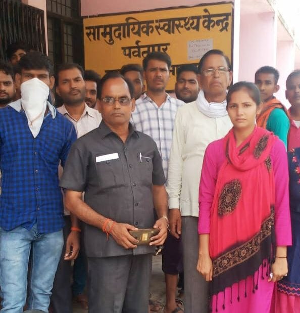 सामुदायिक स्वास्थ्य केन्द्र पर्वतुपर में वैक्सीन न लगाये जाने से परेशान लोग।