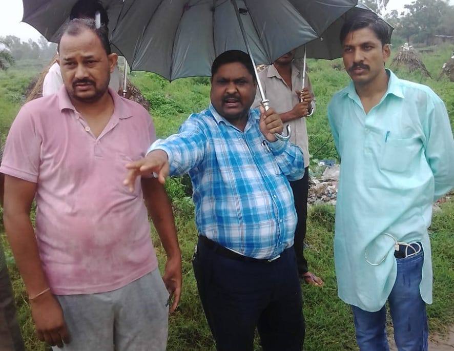 ांगलसोती के गांव गौसपुर में कटान क्षेत्र का निरीक्षण करते तहसीलदार राधेश्याम शर्मा। ांगलसोती के गांव गौसपुर में कटान क्षेत्र का निरीक्षण करते तहसीलदार राधेश्याम शर्मा।
