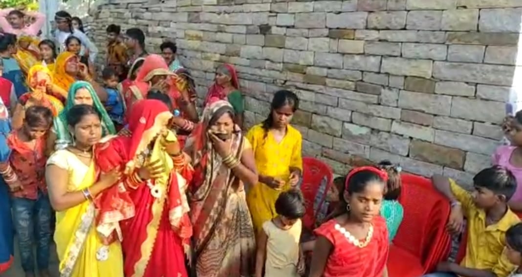 दुल्हन को विदा करते परिजन व ग्रामीण। दुल्हन को विदा करते परिजन व ग्रामीण।