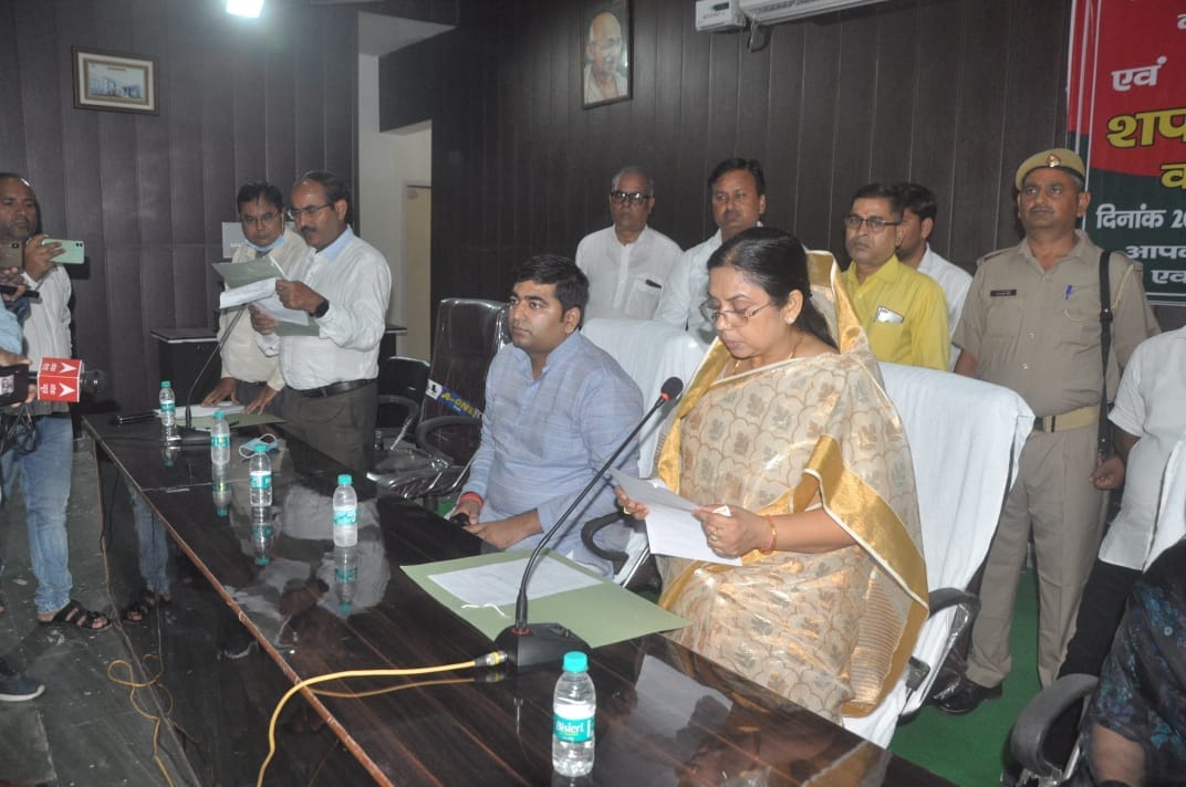 फोटो संख्या 10- सैफई में शपथ ग्रहण करती ब्लाक प्रमुख मृदुला यादव फोटो संख्या 10- सैफई में शपथ ग्रहण करती ब्लाक प्रमुख मृदुला यादव