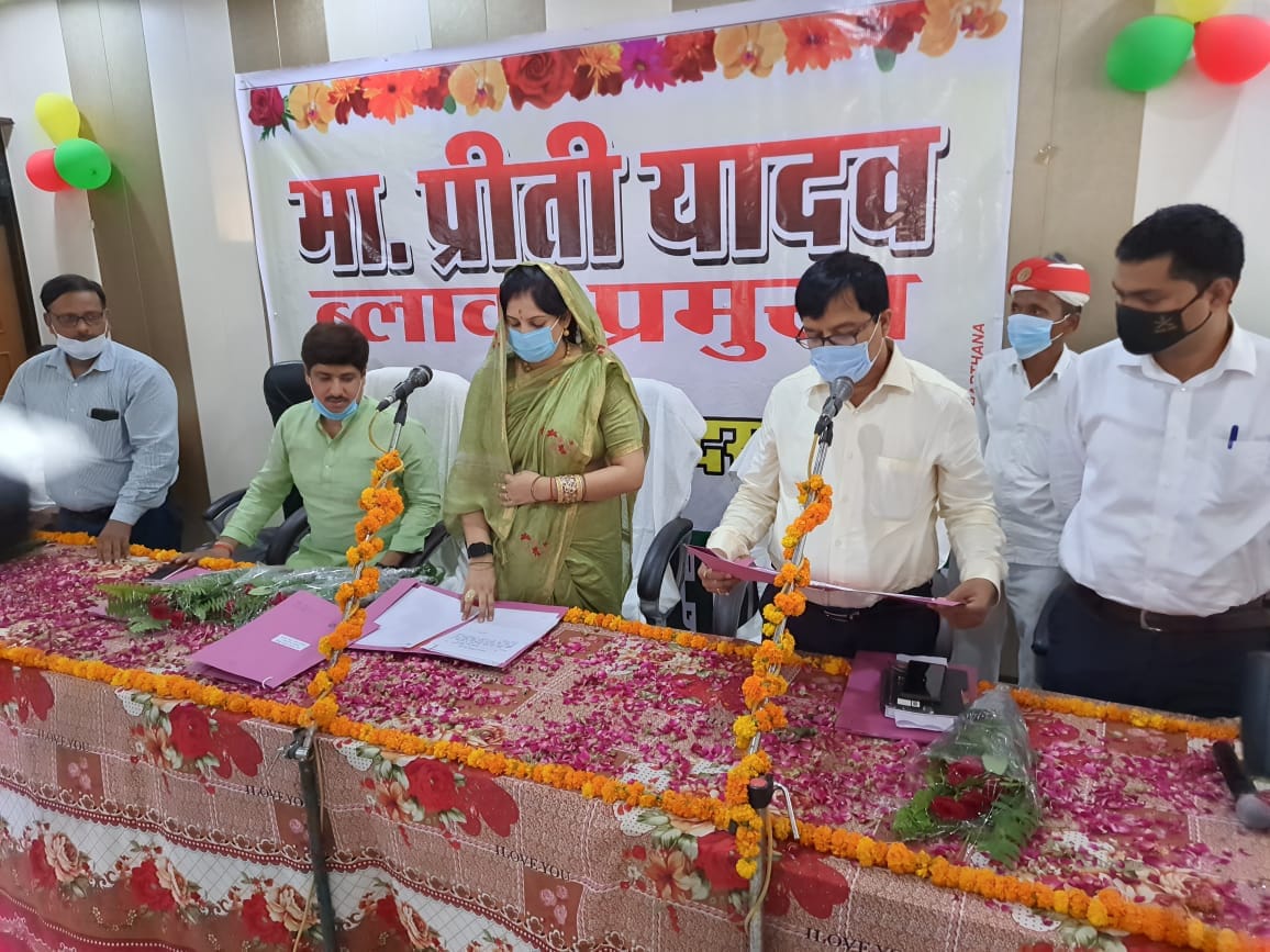 फोटो संख्या 12- ताखा में प्रीती यादव के शपथ दिलाते एसडीएम सत्यप्रकाश मिश्रा फोटो संख्या 12- ताखा में प्रीती यादव के शपथ दिलाते एसडीएम सत्यप्रकाश मिश्रा