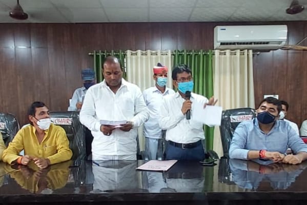 फोटो संख्या 15- भरथना में विनोद दोहरे को एसडीएम हेम सिंह ने शपथ दिलायी फोटो संख्या 15- भरथना में विनोद दोहरे को एसडीएम हेम सिंह ने शपथ दिलायी