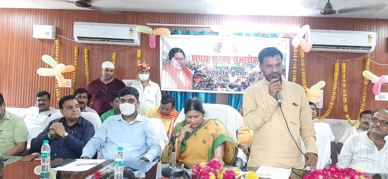 फोटो संख्या 17- बढ़पुरा में शपथ ग्रहण के बाद संबोधित करते ब्लाक प्रमुख गणेश राजपूत फोटो संख्या 17- बढ़पुरा में शपथ ग्रहण के बाद संबोधित करते ब्लाक प्रमुख गणेश राजपूत