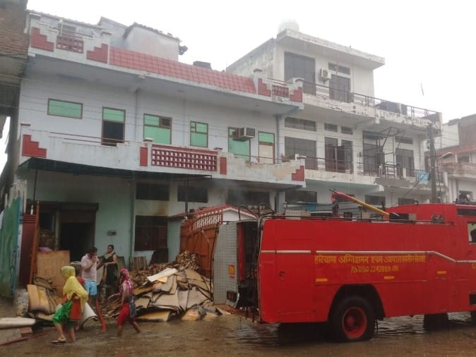 राई औद्योगिक क्षेत्र स्थित फैक्टरी में लगी आग पर काबू पाती अग्निशमन विभाग की टीम। संवाद