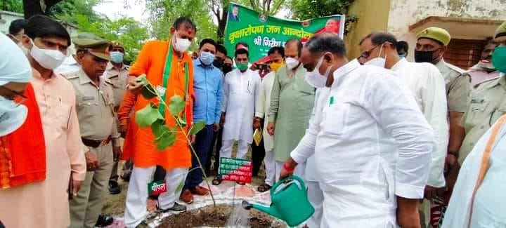 कैप्सन - 8 - समीक्षा बैठक में प्रभारी मंत्री और अधिकारी 9 - वृक्षारोपण करते प्रभारी मंत्री गिरीश चन् कैप्सन - 8 - समीक्षा बैठक में प्रभारी मंत्री और अधिकारी 9 - वृक्षारोपण करते प्रभारी मंत्री गिरीश चन्