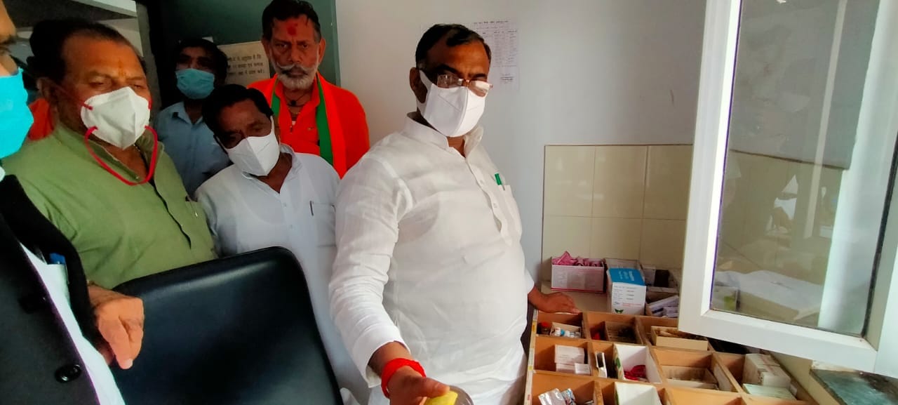 कैप्सन - स्वास्थ्य केन्द्र का निरीक्षण करते प्रभारी मंत्री कैप्सन - स्वास्थ्य केन्द्र का निरीक्षण करते प्रभारी मंत्री