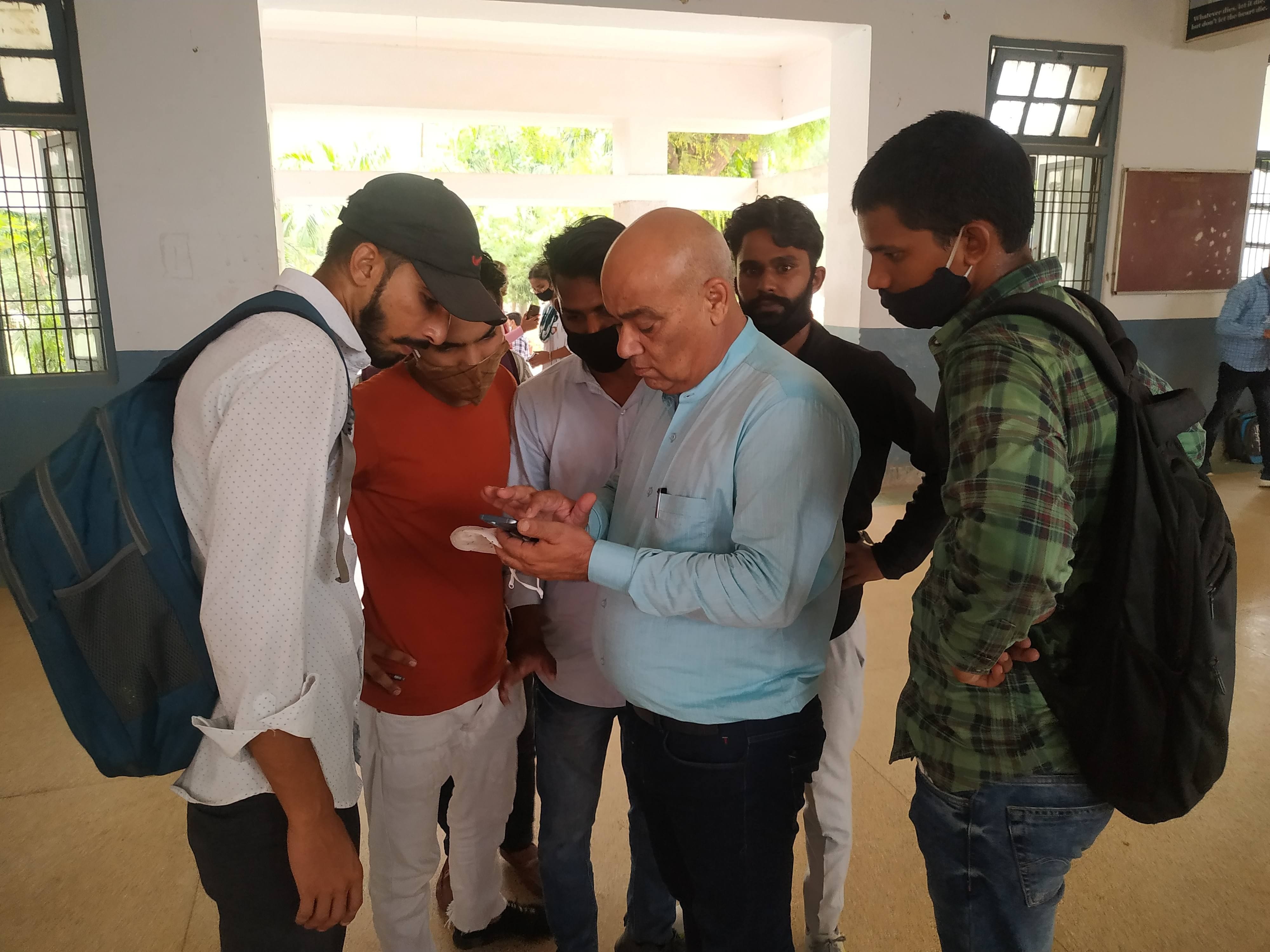 री- अपीयर की परीक्षा देने पहुंचे विद्यार्थियों को डेटशीट में सही तिथि बताते कॉलेज एग्जाम रजिस्ट? री- अपीयर की परीक्षा देने पहुंचे विद्यार्थियों को डेटशीट में सही तिथि बताते कॉलेज एग्जाम रजिस्ट?