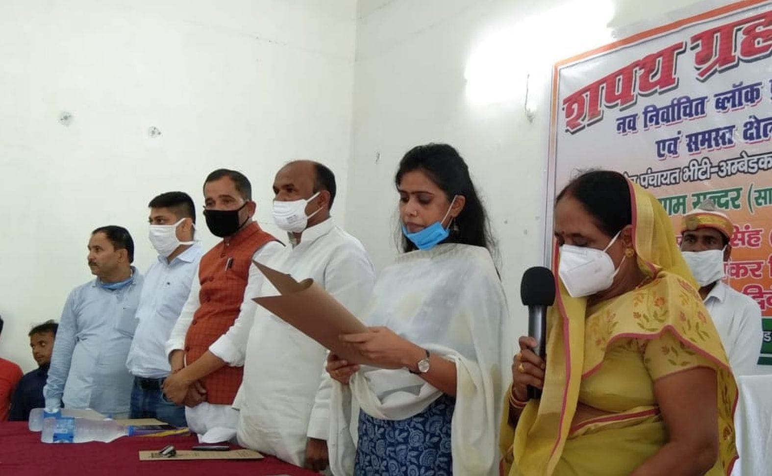 अंबेडकरनगर के भीटी ब्लॉक प्रमुख निर्मला सिंह का शपथ दिलातीं एसडीएम भूमिका यादव। अंबेडकरनगर के भीटी ब्लॉक प्रमुख निर्मला सिंह का शपथ दिलातीं एसडीएम भूमिका यादव।