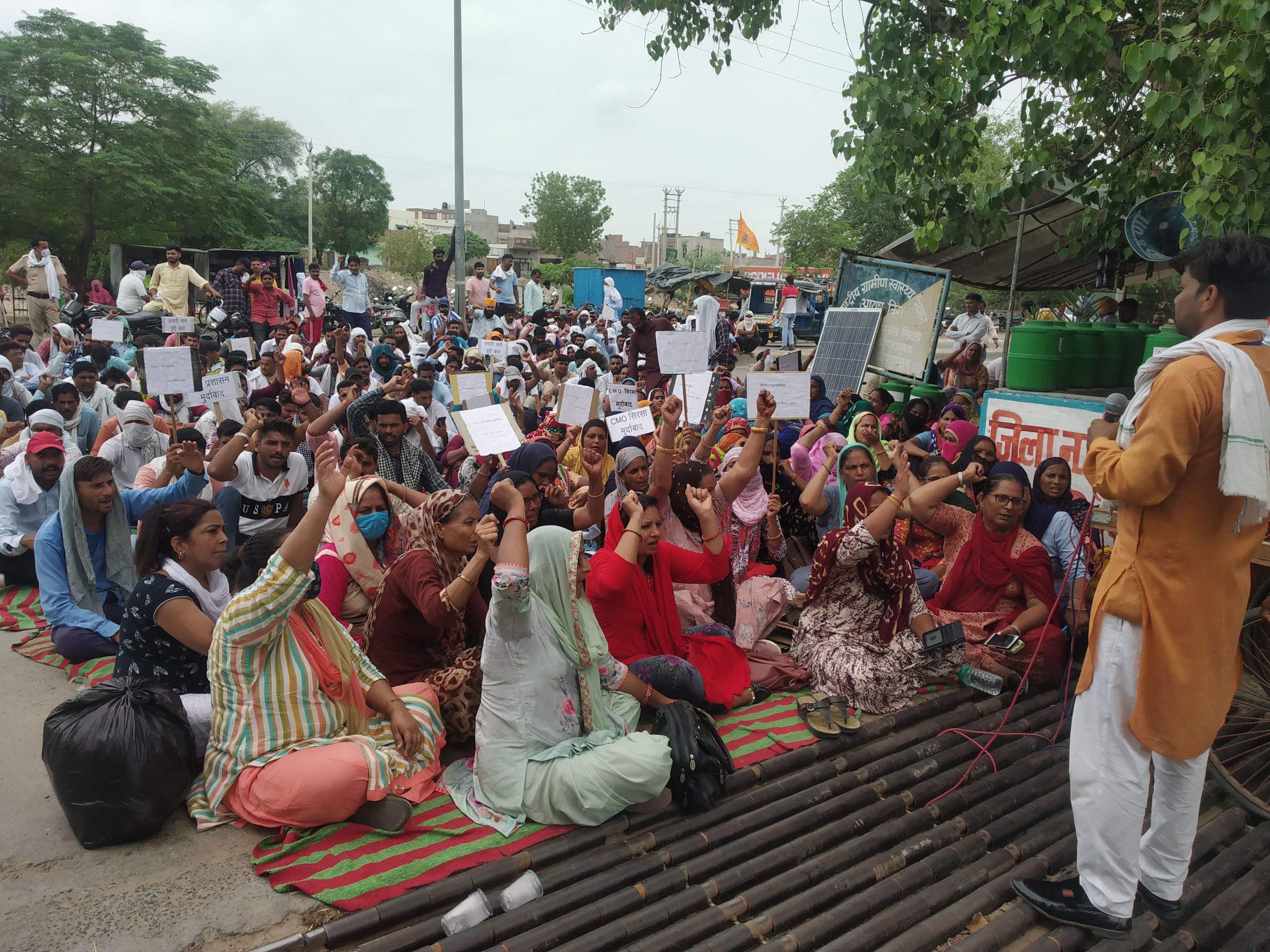 नागरिक अस्पताल के समक्ष रोड पर धरना देकर बैठक स्वास्थ्य ठेकारत कर्मचारी । नागरिक अस्पताल के समक्ष रोड पर धरना देकर बैठक स्वास्थ्य ठेकारत कर्मचारी ।