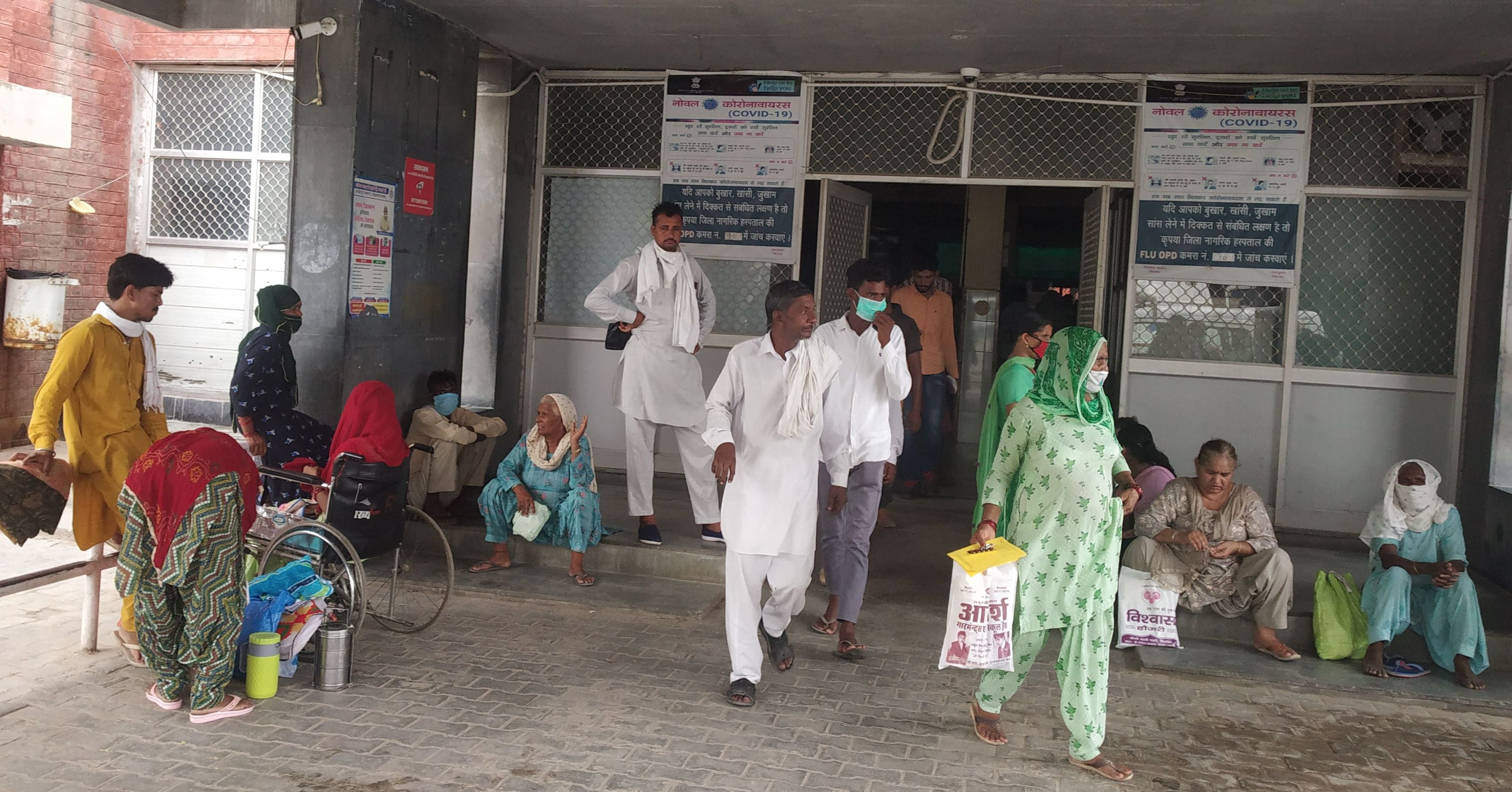 नागरिक अस्पताल में बिजली न होने के कारण बाहर खड़े मरीज। नागरिक अस्पताल में बिजली न होने के कारण बाहर खड़े मरीज।