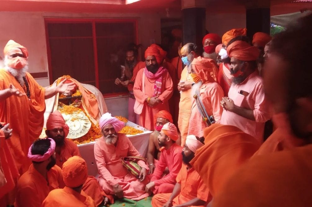 ब्रजघाट में सोहनगिरि आश्रम परिसर में महंत को समाधि देते अन्य महंत।
