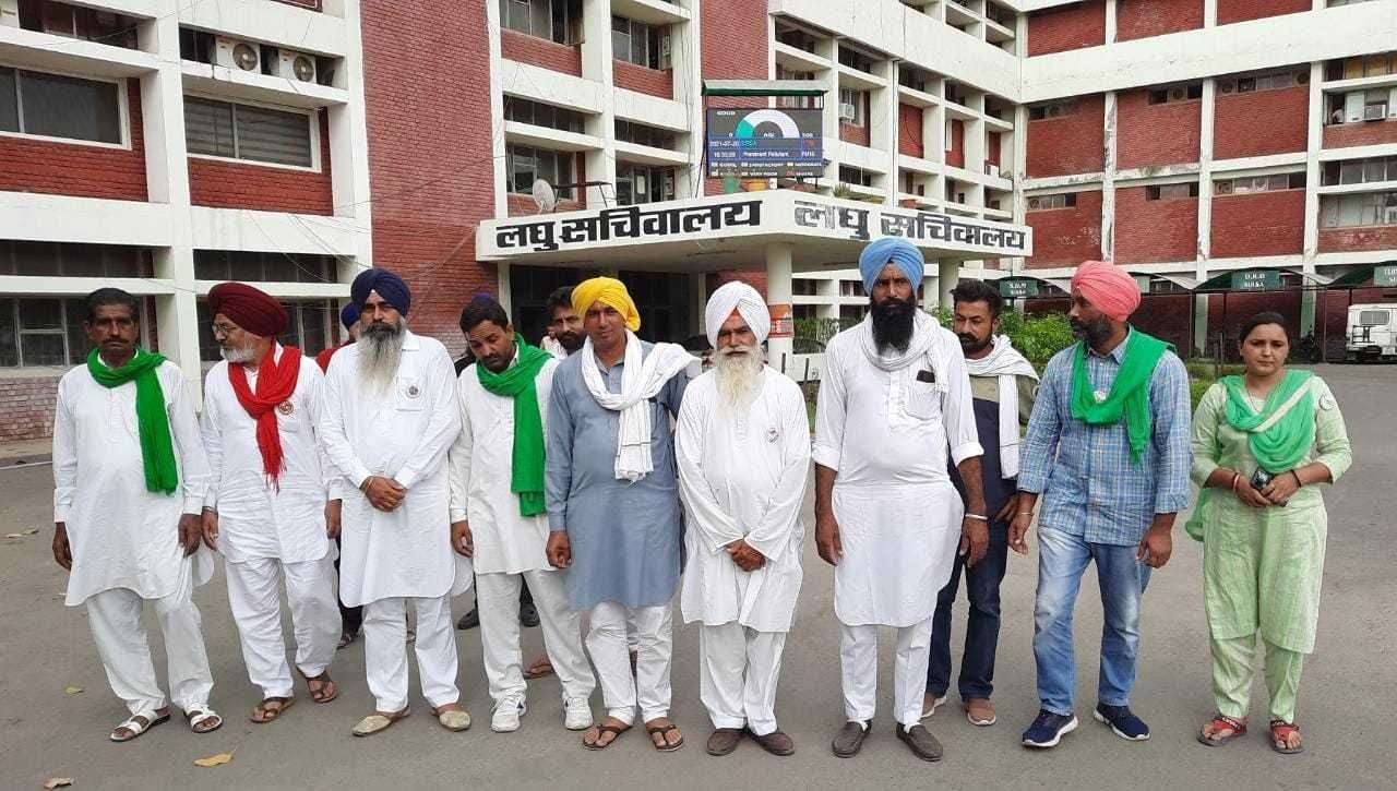 प्रशासन के साथ बैठक करने के बाद बाहर आते हुए किसान। प्रशासन के साथ बैठक करने के बाद बाहर आते हुए किसान।