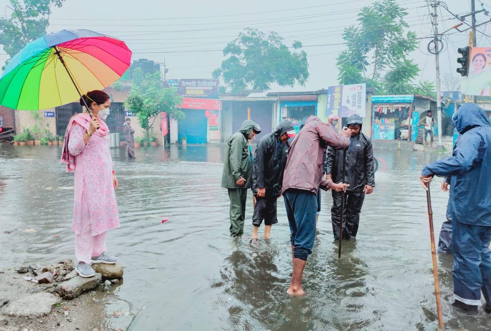 तेज बारिश के चलते पुरानी चुंगी में जल भराव का निरीक्षण करतीं मेयर अनीता ममगाईं।