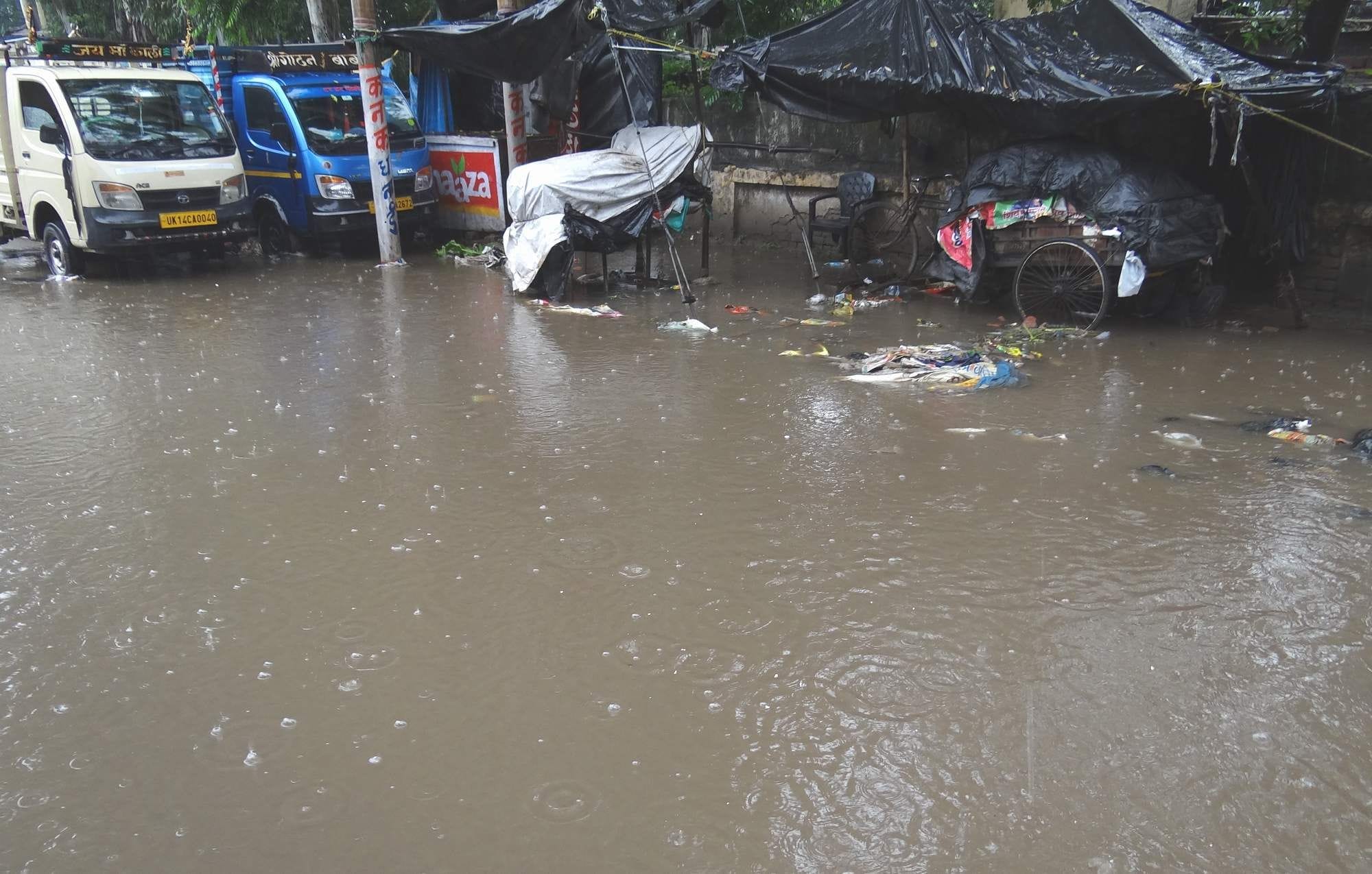 तेज बारिश के चलते हरिद्वार रोड मंडी के समीप जलभराव।