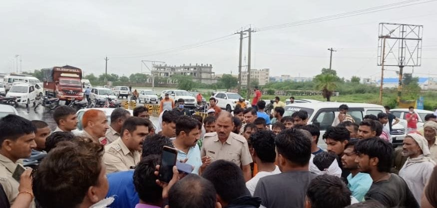 दो किशोरों की मौत के बाद शव रखकर जाम लगाए लोगों को समझाते डीएसपी व थाना प्रभारी व वाहनों की लगी लाइ दो किशोरों की मौत के बाद शव रखकर जाम लगाए लोगों को समझाते डीएसपी व थाना प्रभारी व वाहनों की लगी लाइ