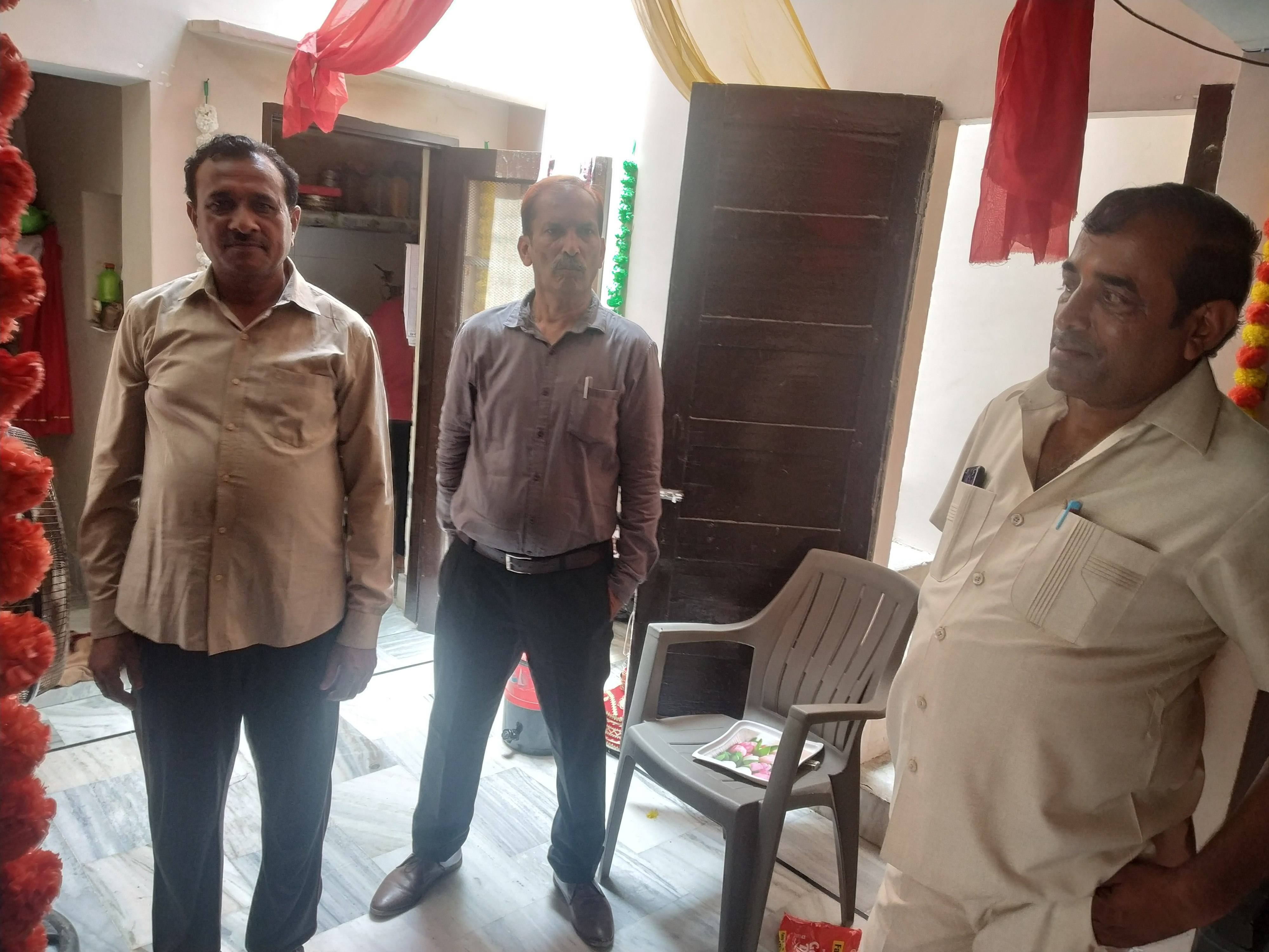चोरी संबंधित जानकारी देते परिवार के सदस्य।