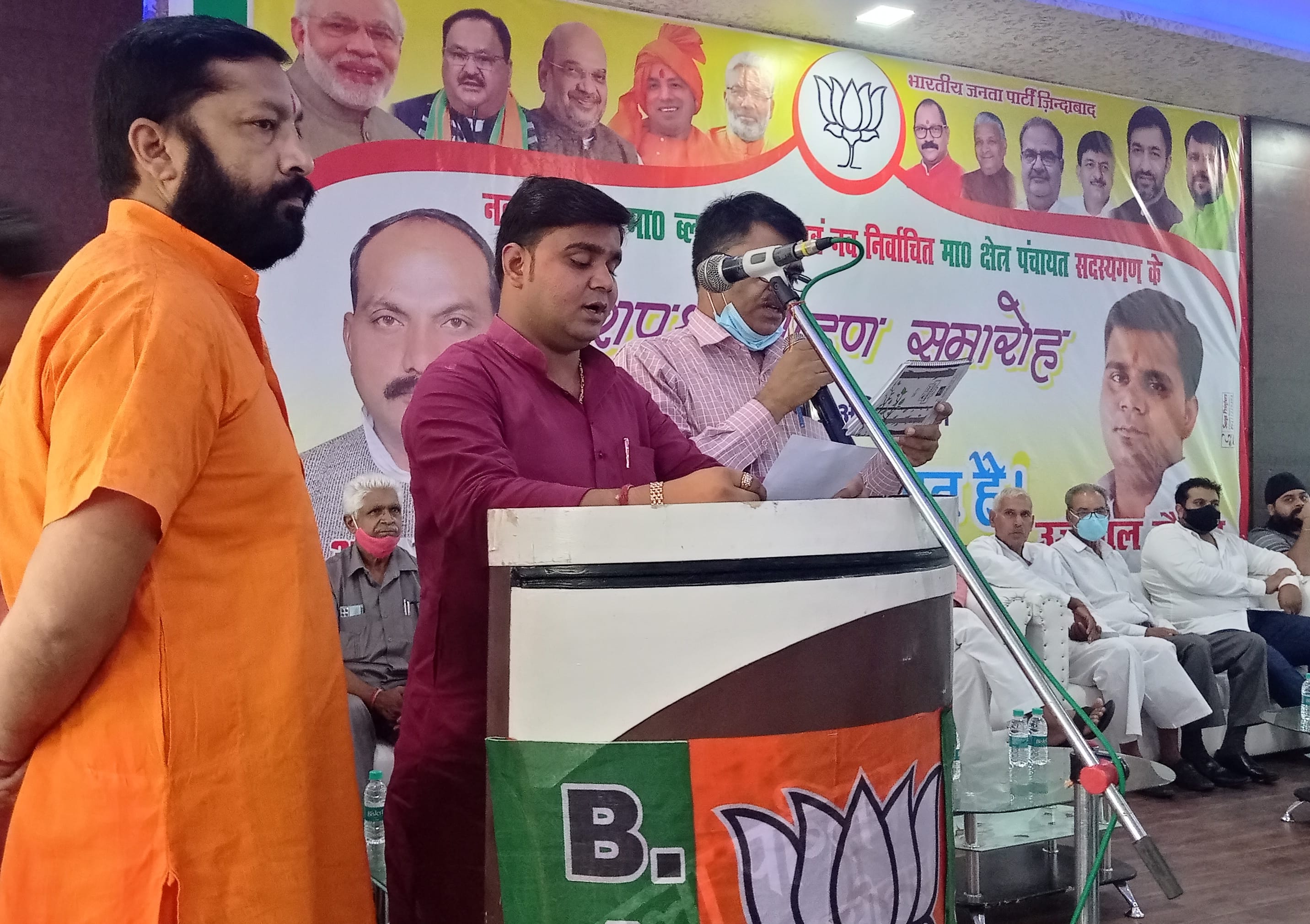 स्योहारा में ब्लॉक प्रमुख उज्जवल चौहान को शपथ दिलाते उपकृषि निदेशक गिरीशचंद्र। स्योहारा में ब्लॉक प्रमुख उज्जवल चौहान को शपथ दिलाते उपकृषि निदेशक गिरीशचंद्र।