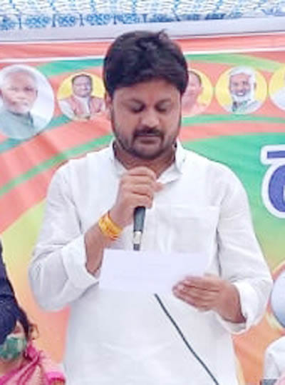 शपथ लेते गोहांड ब्लाक प्रमुख अरविंद मुखिया।
