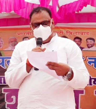 शपथ लेते कुरारा ब्लाक प्रमुख आशीष पालीवाल।