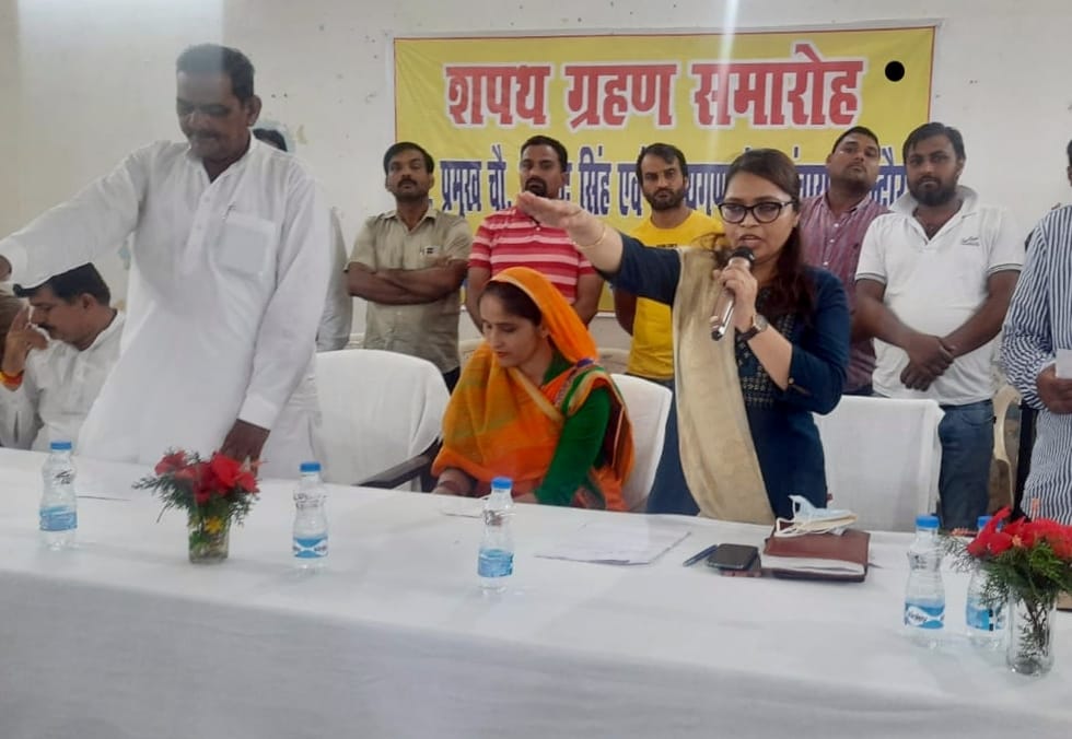 हल्दौर में ब्लाक कार्यालय में ब्लाक प्रमुख विजेंद्र सिंह चौधरी को शपथ दिलाती अतिरिक्त मजिस्ट्र? हल्दौर में ब्लाक कार्यालय में ब्लाक प्रमुख विजेंद्र सिंह चौधरी को शपथ दिलाती अतिरिक्त मजिस्ट्र?
