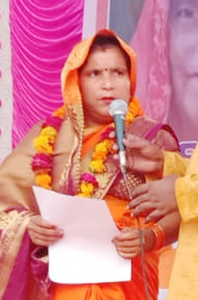 शपथ लेती मौदहा ब्लाक प्रमुख सुशीला निषाद।