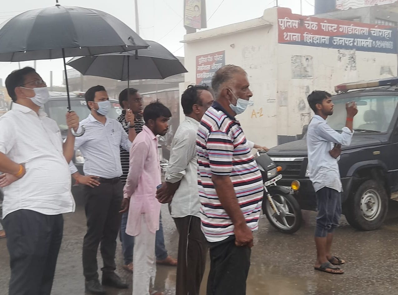 शामली गाड़ी वाला चौक पर अतिक्रमण के दौरान मौजूद अधिकारी। शामली गाड़ी वाला चौक पर अतिक्रमण के दौरान मौजूद अधिकारी।