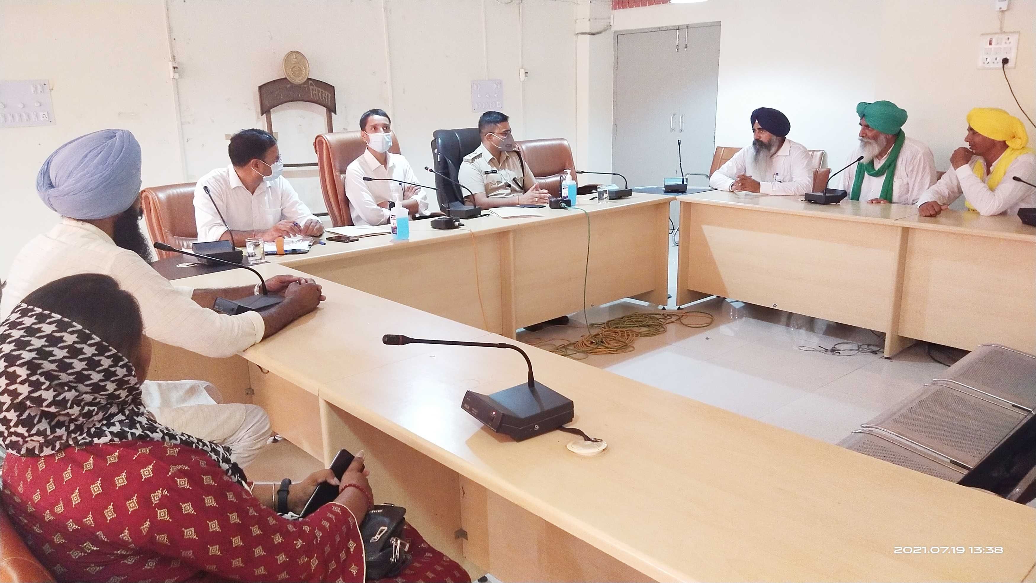 लघु सचिवालय में किसानों के साथ बैठक करते उपायुक्त अनीश यादव, एसपी अर्पित जैन और एसडीएम जयवीर यादव लघु सचिवालय में किसानों के साथ बैठक करते उपायुक्त अनीश यादव, एसपी अर्पित जैन और एसडीएम जयवीर यादव