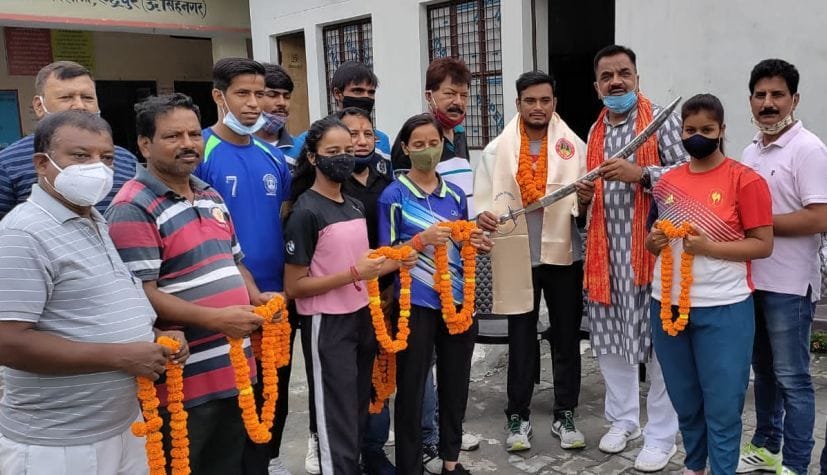 रुद्रपुर के खिलाड़ी मनोज सरकार को तलवार व बुके देते विधायक व कुमाऊं विवि के क्रीड़ाधिकारी। विज्?