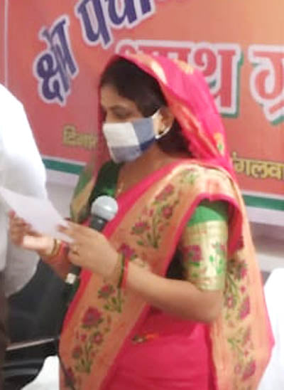 शपथ लेती सरीला ब्लाक प्रमुख चंद्रिका देवी राजपूत।