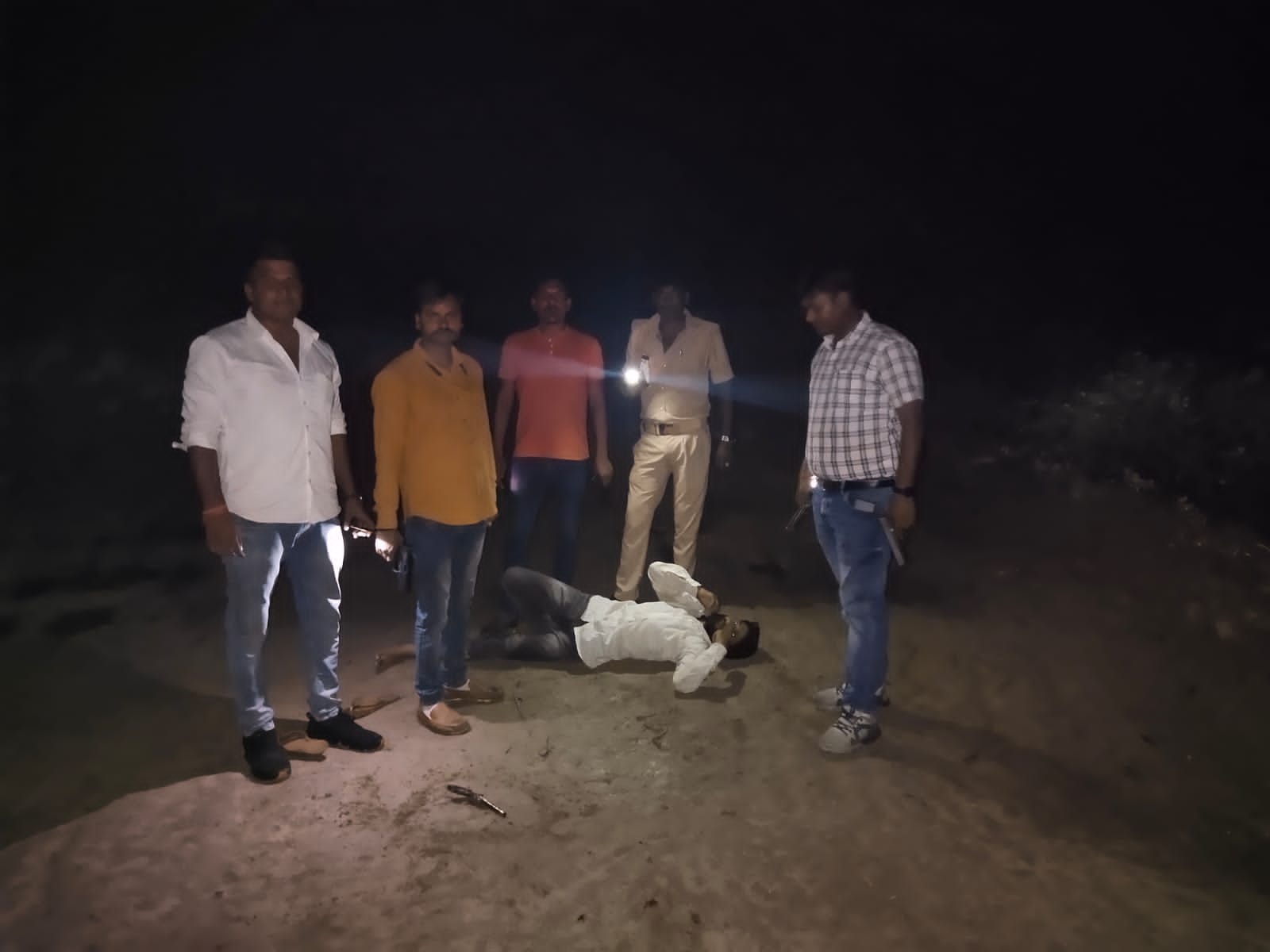 पैर में गोली लगने से घायल लुटेरे रामजी यादव को देखती स्वाट टीम। पैर में गोली लगने से घायल लुटेरे रामजी यादव को देखती स्वाट टीम।