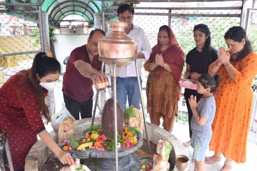 रुद्रपुर के पांच मंदिर में शिवलिंग पर जलाभिषेक करते श्रद्धालु। संवाद रुद्रपुर के पांच मंदिर में शिवलिंग पर जलाभिषेक करते श्रद्धालु। संवाद