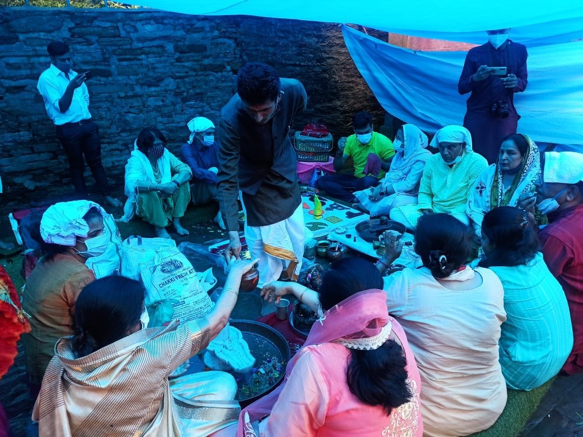 विश्व प्रसिद्ध जागेश्वर धाम में पार्थिव पूजा करते लोग। विज्ञप्ति