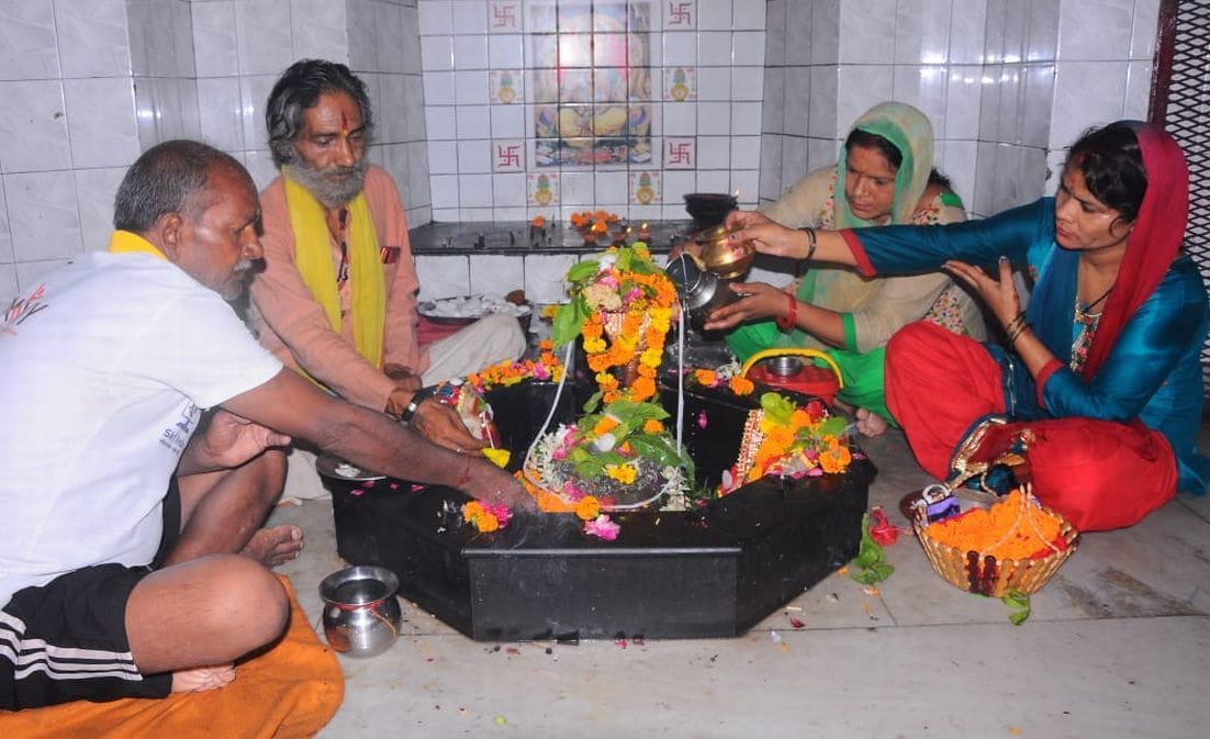 काशीपुर के शिव मंदिर में भगवान शिव का जलाभिषेक करते भक्त। काशीपुर के शिव मंदिर में भगवान शिव का जलाभिषेक करते भक्त।