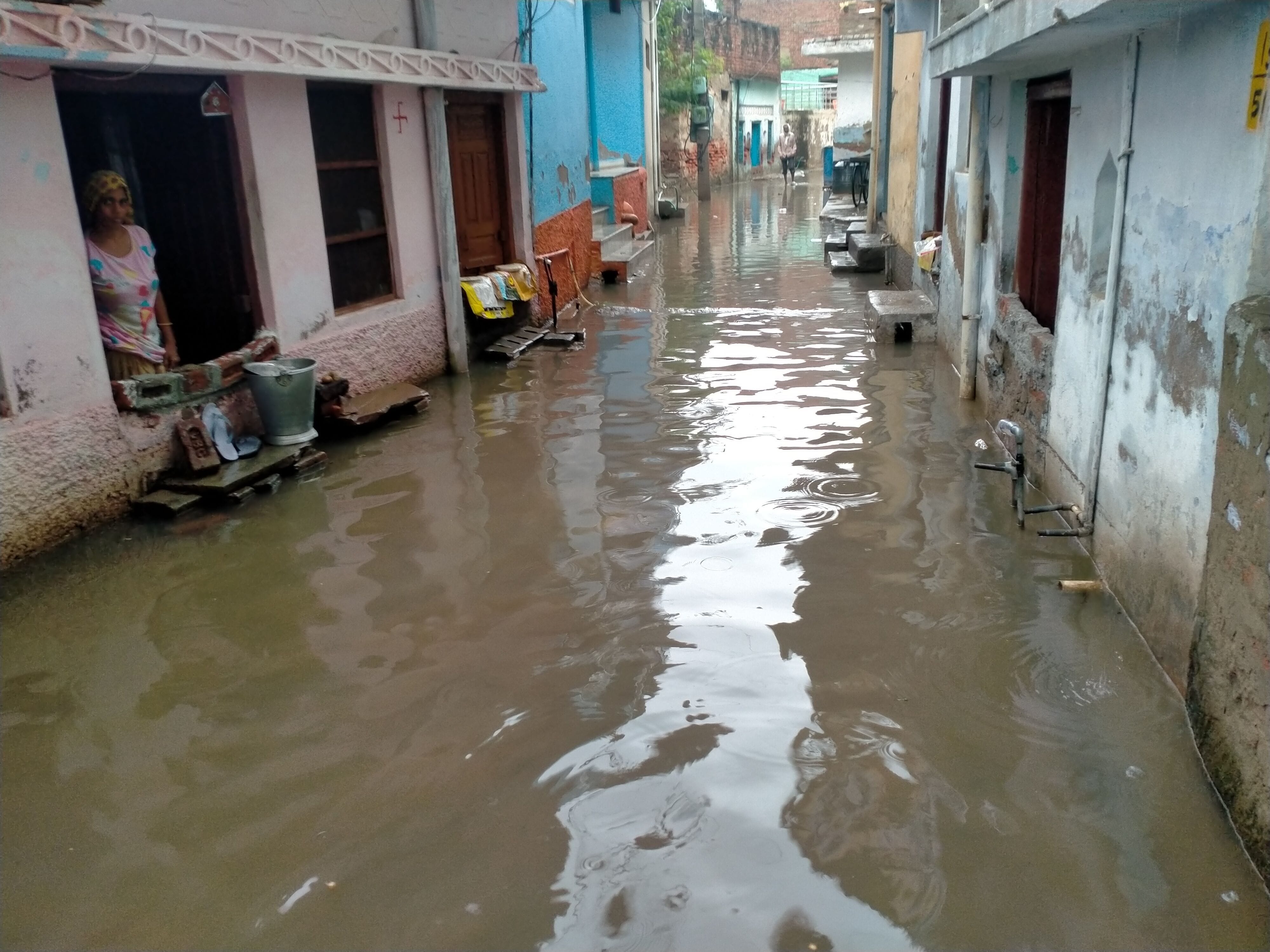 मोहल्ला महायचान में भरा बारिश का पानी। मोहल्ला महायचान में भरा बारिश का पानी।