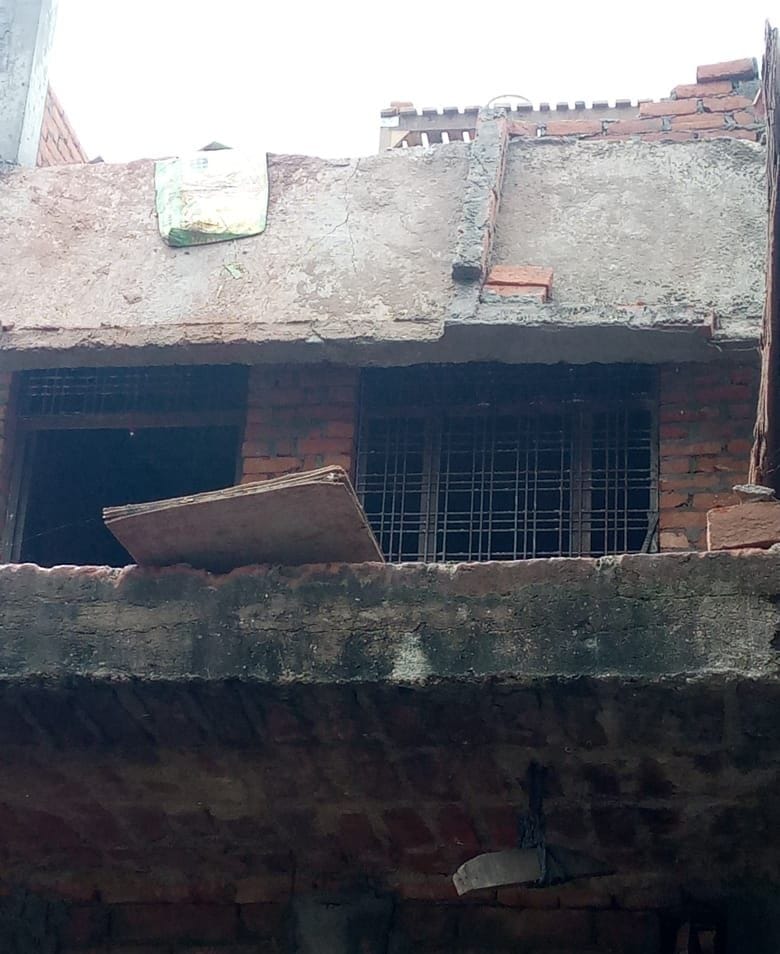 One worker died, two serious due to the collapse of the visor of the house