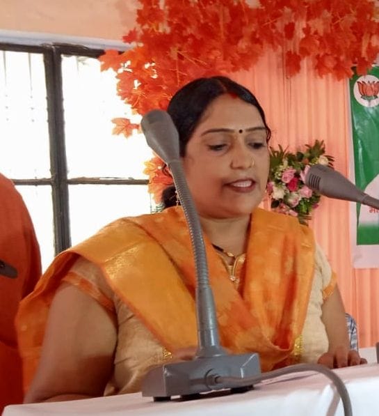  शपथ ग्रहण करतीं मऊ ब्लाक प्रमुख सुशीला देवी। संवाद