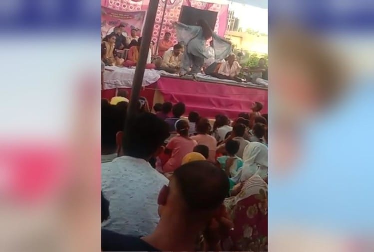 लखनऊः भीड़ जुटाने के लिए मंच पर लगवाए ठुमके, वायरल हुआ सपा का ये वीडियो 4 मेरठ में समाजवादी पार्टी के कार्यक्रम में डांस करती कलाकार।