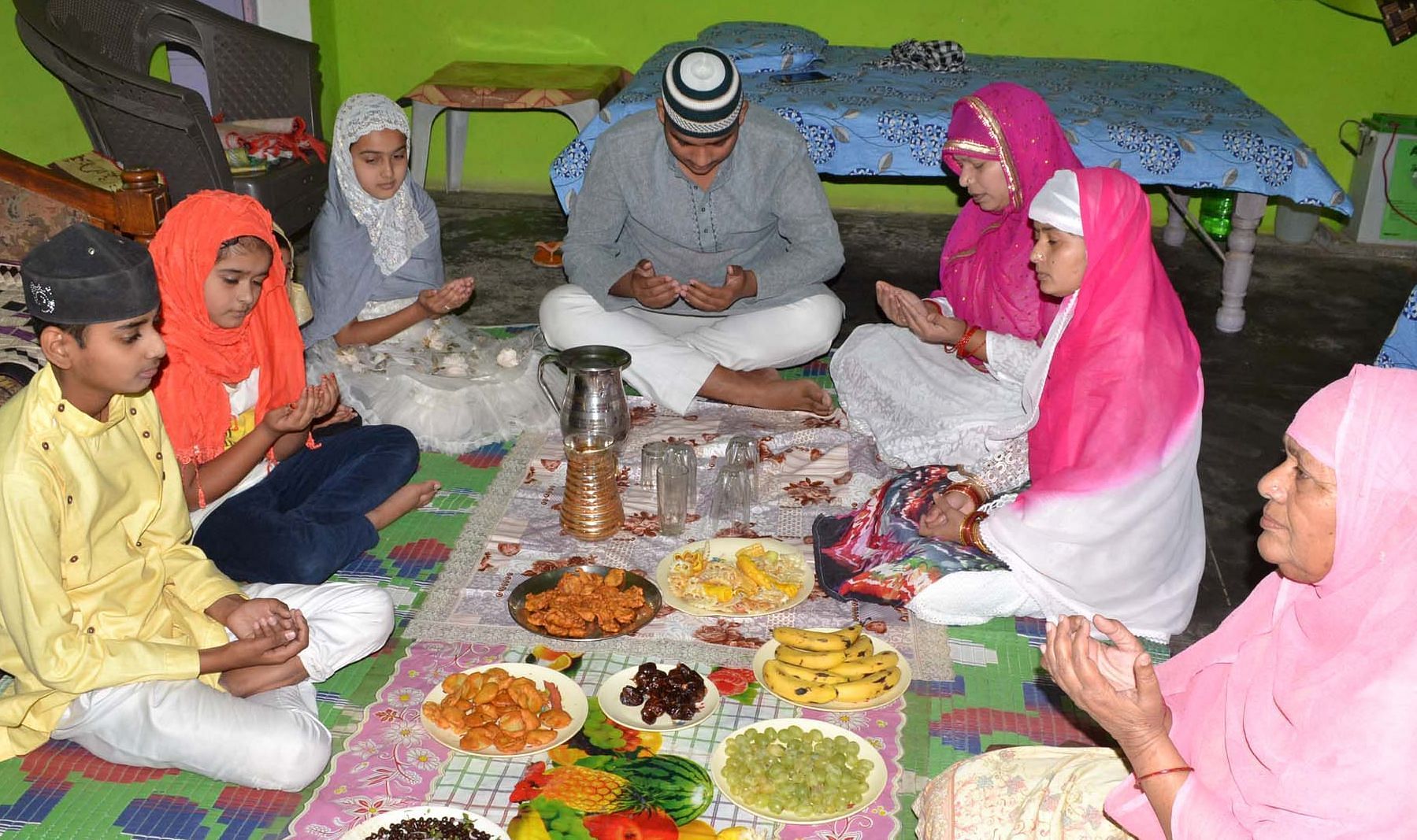 फोटो- 9- चित्रकूट के कजियाना मोहल्ले में कोरोना के चलते घर में ही पकवान खाने के पहले ईद उल अजहा की नम फोटो- 9- चित्रकूट के कजियाना मोहल्ले में कोरोना के चलते घर में ही पकवान खाने के पहले ईद उल अजहा की नम