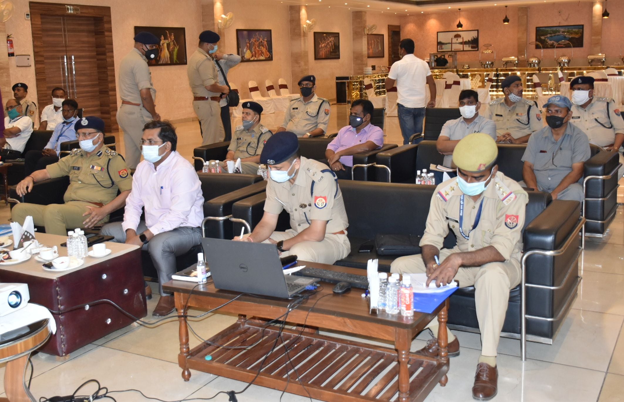 अयोध्या-देवकाली स्थित होटल में स्थाई सुरक्षा समिति की बैठक में मौजूद जिलाधिकारी,एसएसपी व अन्य। अयोध्या-देवकाली स्थित होटल में स्थाई सुरक्षा समिति की बैठक में मौजूद जिलाधिकारी,एसएसपी व अन्य।