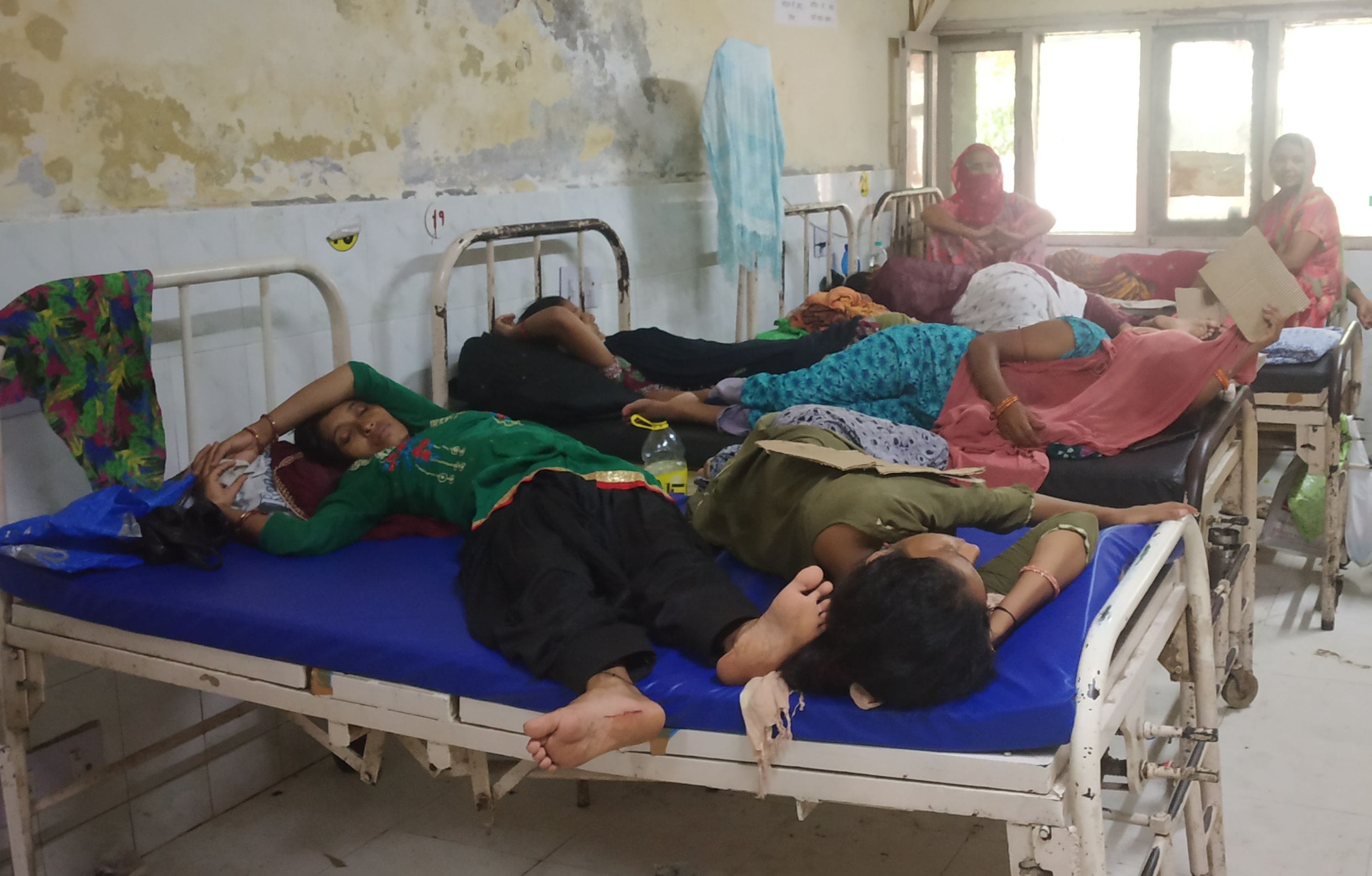 नागरिक अस्पताल के बेड पर नहीं शीट, गद्दे पर आराम करते दाखिल मरीज नागरिक अस्पताल के बेड पर नहीं शीट, गद्दे पर आराम करते दाखिल मरीज