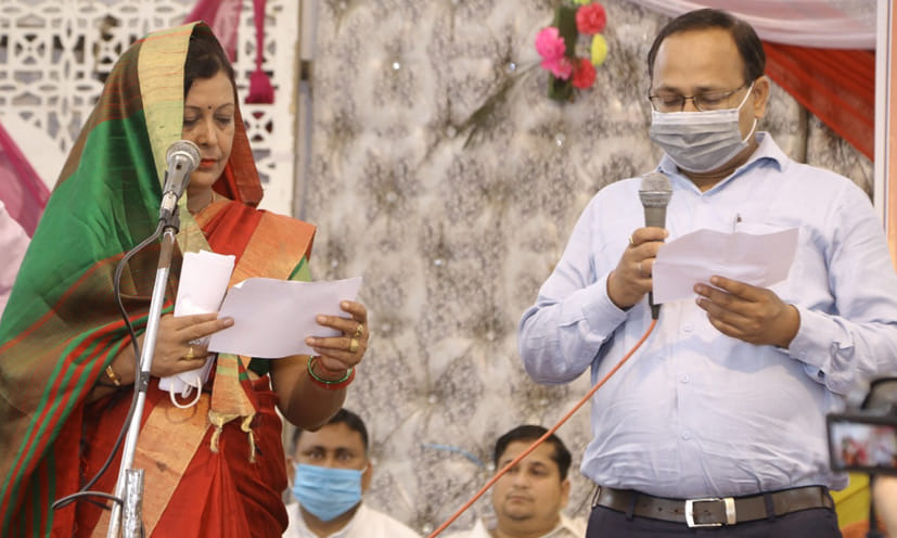 देवबंद में नवनियुक्त क्षेत्र पंचायत अध्यक्ष ममता त्यागी को पद व गोपनीयता की शपथ ग्रहण कराते एसड? देवबंद में नवनियुक्त क्षेत्र पंचायत अध्यक्ष ममता त्यागी को पद व गोपनीयता की शपथ ग्रहण कराते एसड?