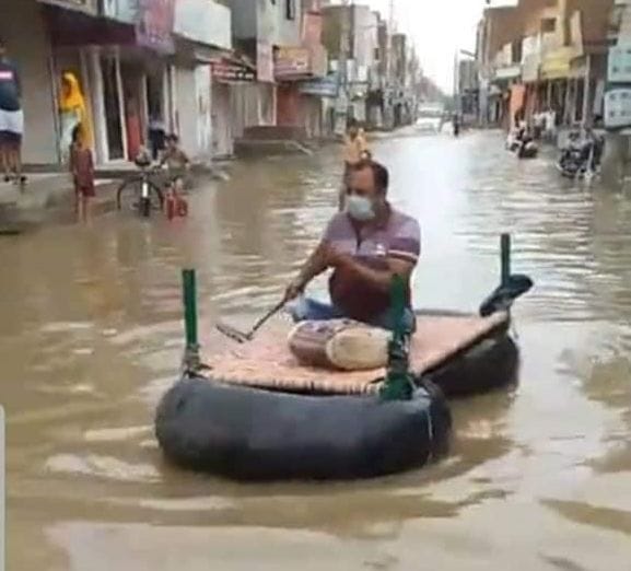 टोहाना में बरसाती पानी में टायरों पर चारपाई डालकर बनाई किश्ती को चलाता शहरवासी। टोहाना में बरसाती पानी में टायरों पर चारपाई डालकर बनाई किश्ती को चलाता शहरवासी।
