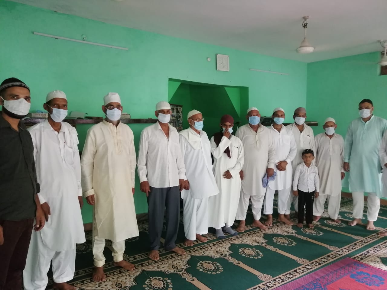 ादौन के बन्ह गांव में ईद-उल-जुहा के पर्व पर नमाज अता करते हुए।