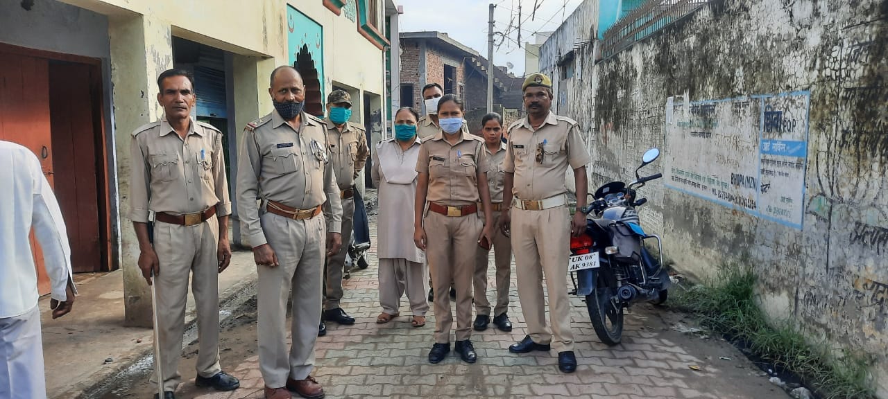 भोपा में मस्जिद के बाहर मुस्तैदी के साथ खड़ी पुलिस। भोपा में मस्जिद के बाहर मुस्तैदी के साथ खड़ी पुलिस।
