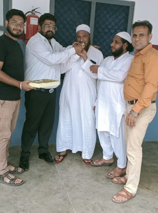 पानीपत। बक़रीद के उपक्षय में एक-दुसरे को मिठाई खिलाते हुए साथ में मौजूद एडवोकेट इरफान अली व अन्य। पानीपत। बक़रीद के उपक्षय में एक-दुसरे को मिठाई खिलाते हुए साथ में मौजूद एडवोकेट इरफान अली व अन्य।