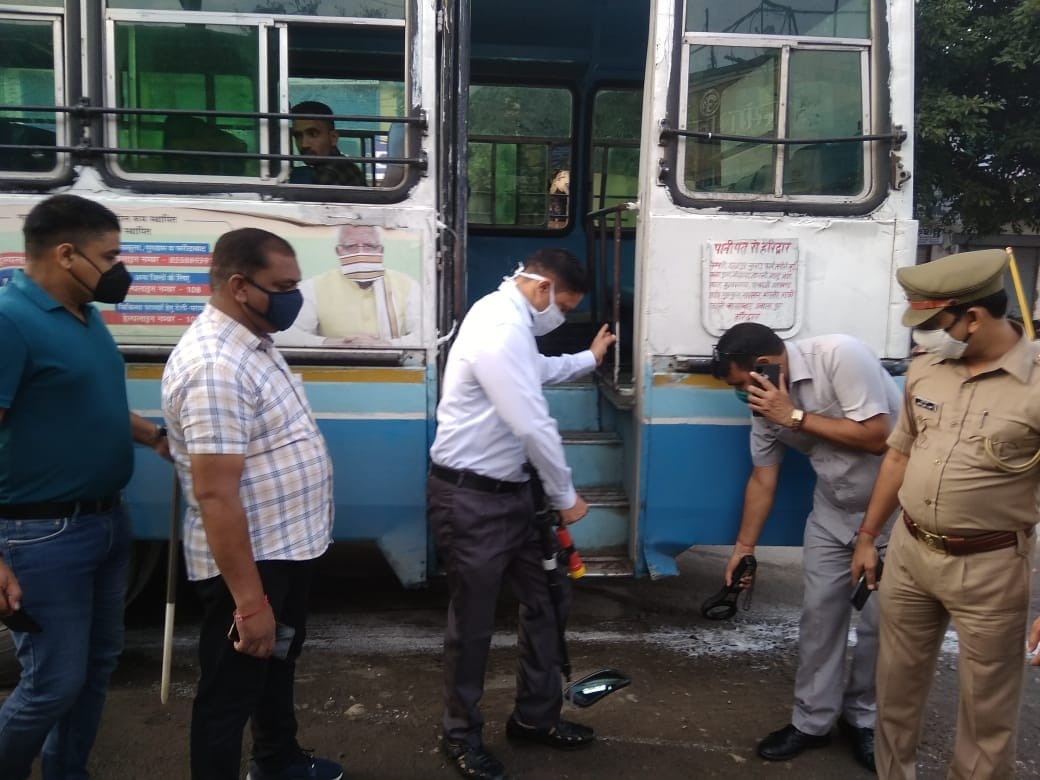मुजफ्फरनगर में रोडवेज बसों में चेकिगं करती डॉग स्क्वॉड की टीम के सदस्य । मुजफ्फरनगर में रोडवेज बसों में चेकिगं करती डॉग स्क्वॉड की टीम के सदस्य ।
