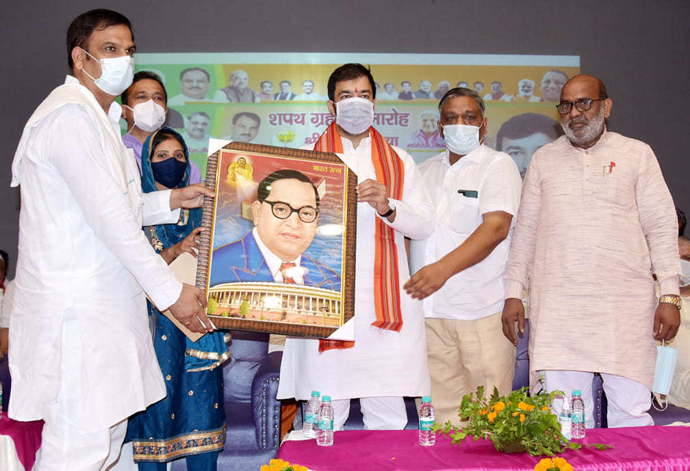 जनमंच में बालियाखेड़ी ब्लॉक प्रमुख के शपथ ग्रहण समारोह में क्षेत्रीय अध्यक्ष मोहित बेनीवाल को ड जनमंच में बालियाखेड़ी ब्लॉक प्रमुख के शपथ ग्रहण समारोह में क्षेत्रीय अध्यक्ष मोहित बेनीवाल को ड