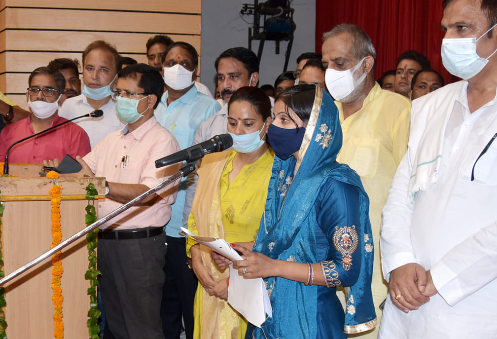 जनमंच में बालियाखेड़ी ब्लॉक प्रमुख के शपथ ग्रहण समारोह में बालियाखेड़ी ब्लॉक प्रमुख सोनिया को श जनमंच में बालियाखेड़ी ब्लॉक प्रमुख के शपथ ग्रहण समारोह में बालियाखेड़ी ब्लॉक प्रमुख सोनिया को श