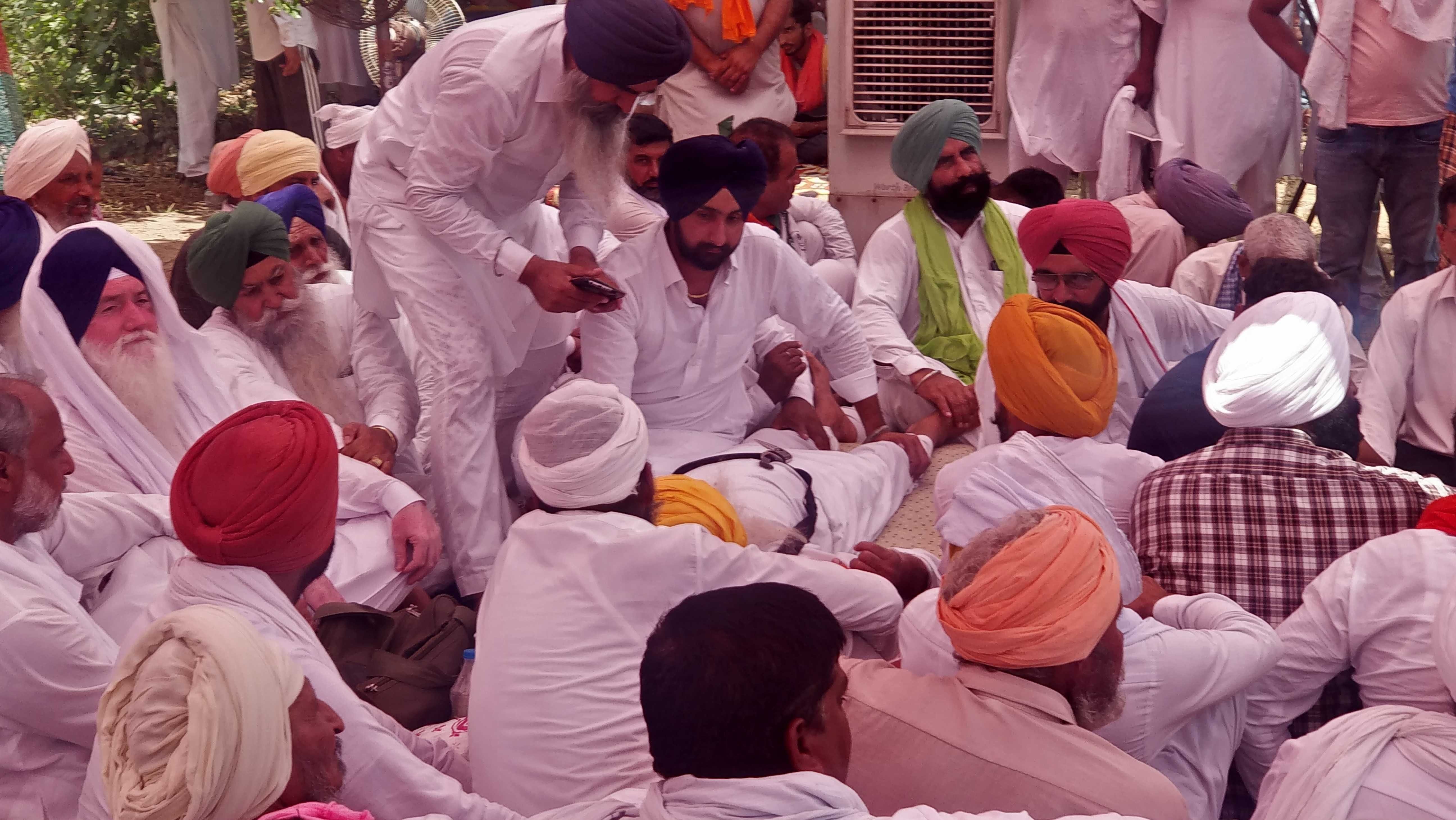 धरने पर किसान बलदेव सिंह लेटे हुए। धरने पर किसान बलदेव सिंह लेटे हुए।