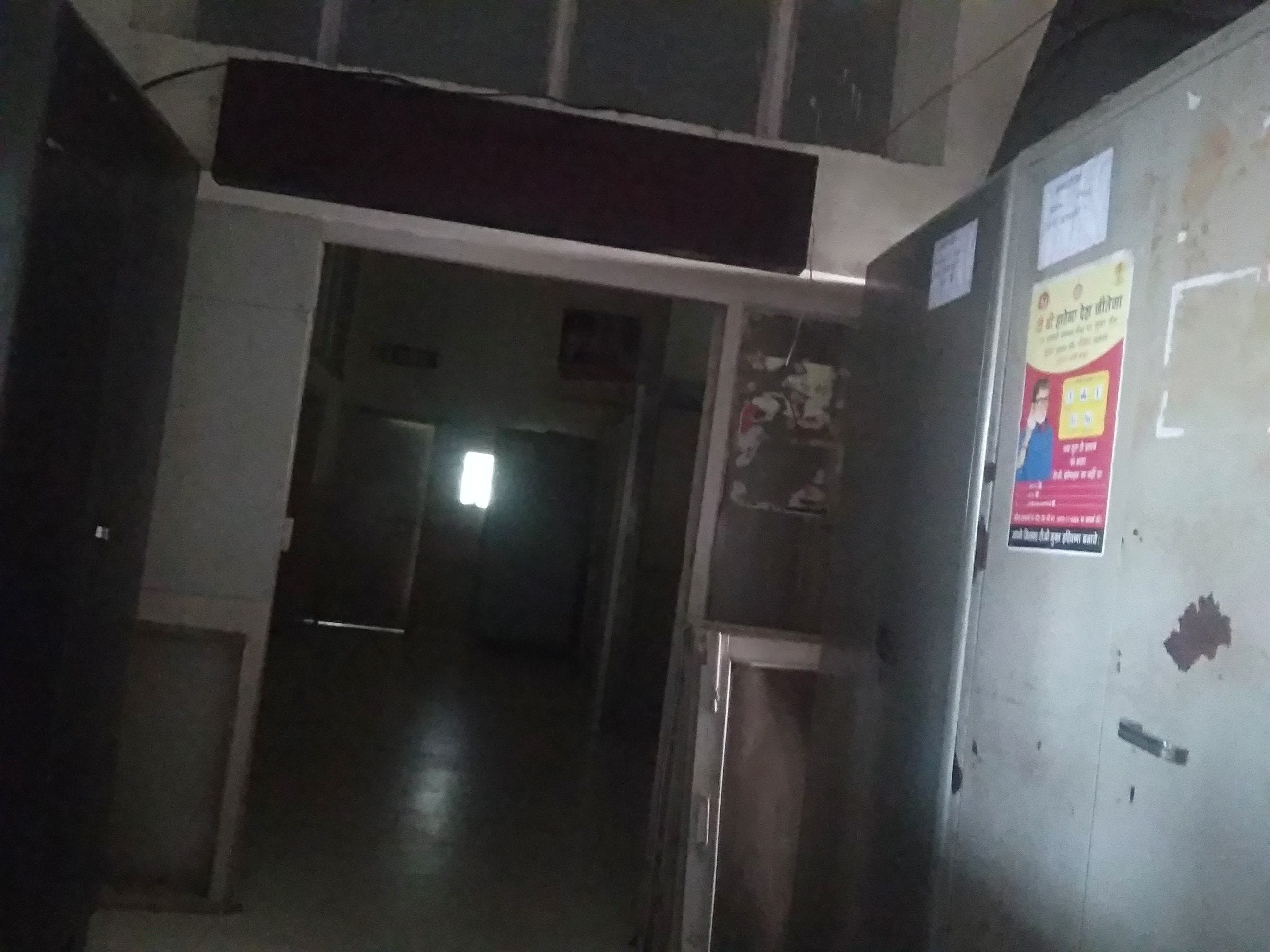 बिजली गुल होने के कारण जिला अस्पताल के टीबी वार्ड में अंधेरा छाया हुआ। संवाद बिजली गुल होने के कारण जिला अस्पताल के टीबी वार्ड में अंधेरा छाया हुआ। संवाद